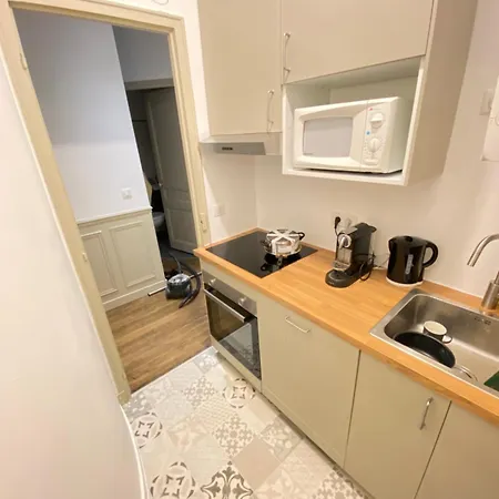 Prive Chic - Tour Eiffel Апартаменты *